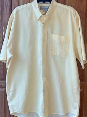 Cutter & Buck Short-Sleeve Button-Down Shirt in Light Yellow